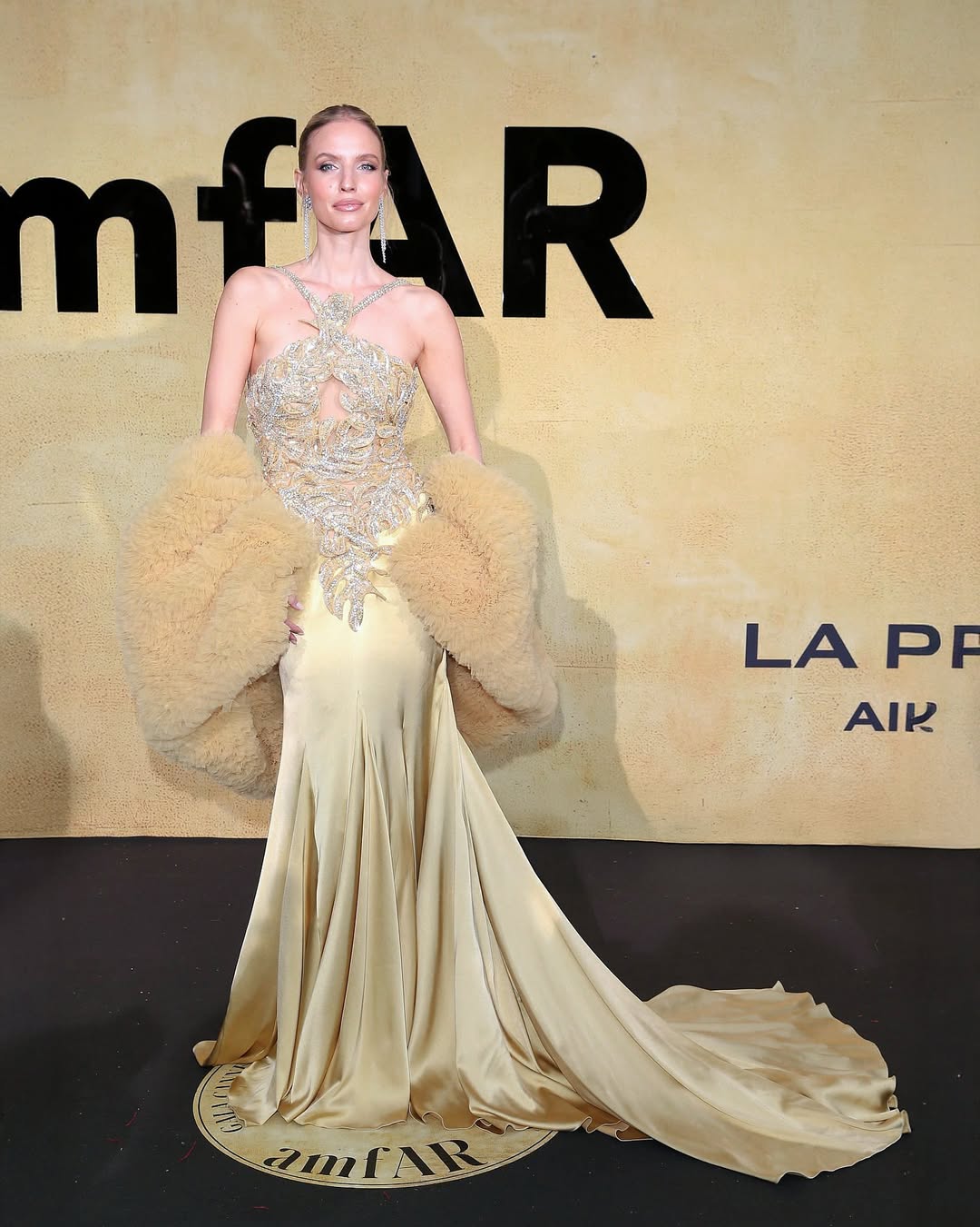 ليوني هان بصيحة فستان الحورية المصمم بالحرير